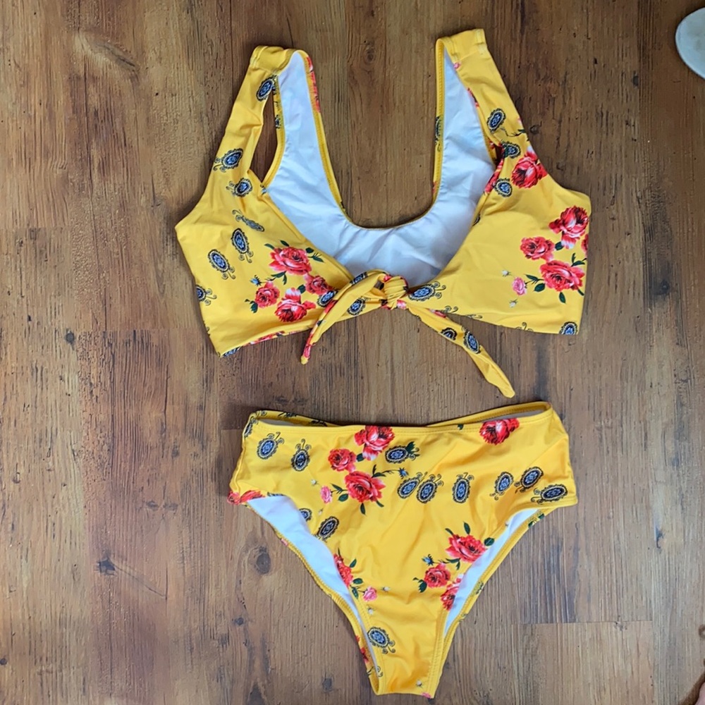 🌻Never worn, ZAFUL high waisted bikini set.